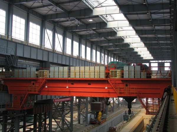 钢铁公司生产现场吊装门式起重机设备